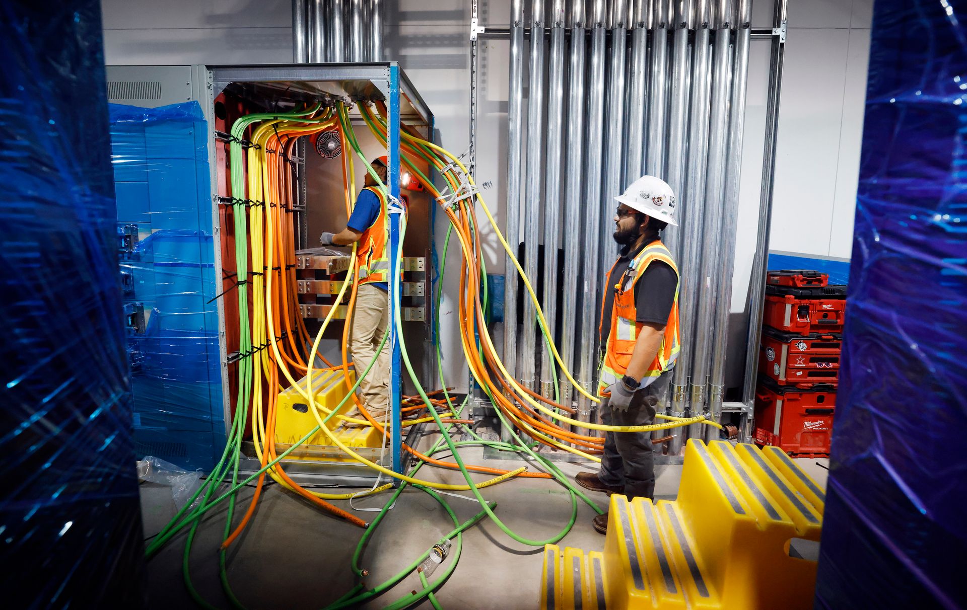 Des électriciens se forment pour un boom des centres de données d'IA qui pourrait être terminé avant la fin de leurs études.