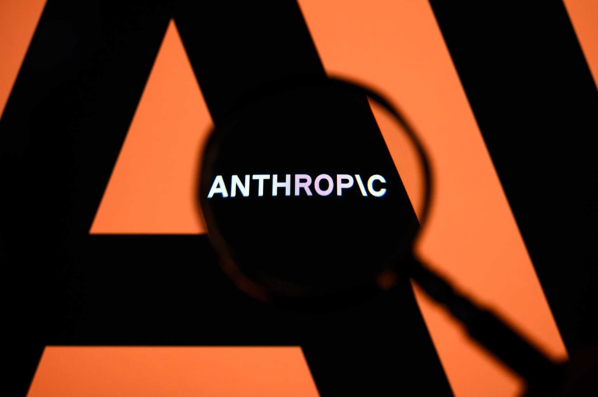 El CEO de Anthropic advirtió que hay menos de un año para corregir fallos de seguridad encontrados en la IA.