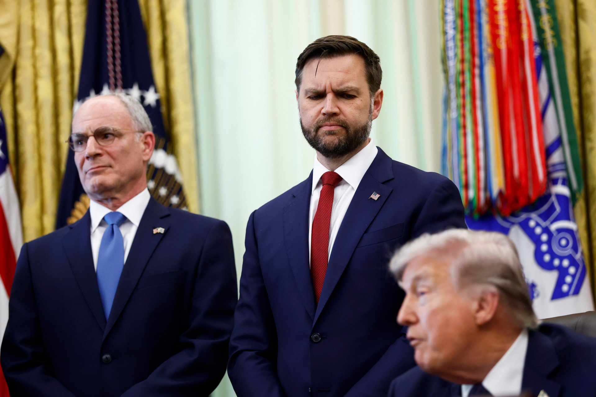 Vance défend la frénésie colossale de transactions boursières de Trump.