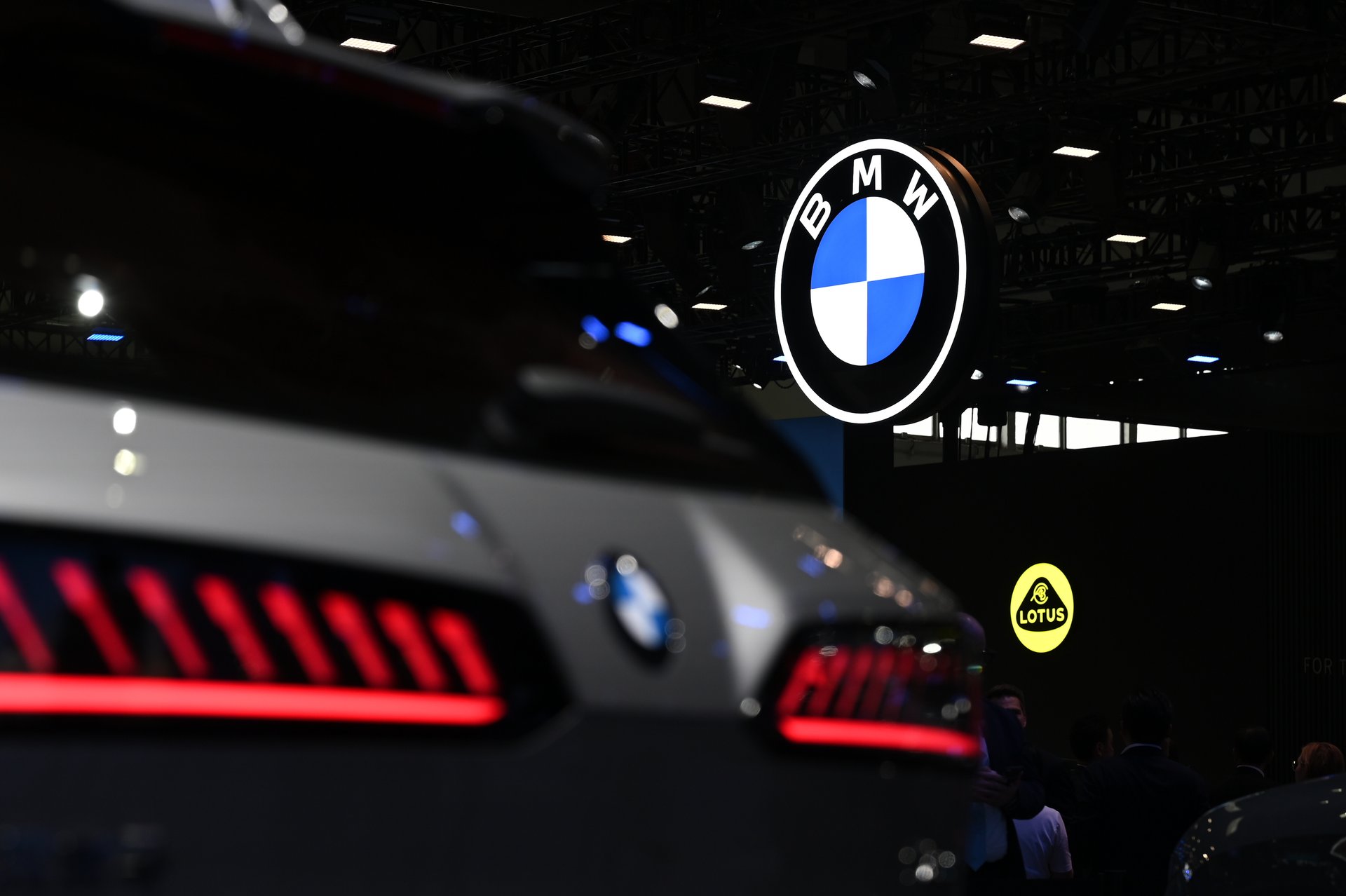 Le bénéfice de BMW a plongé alors que la Chine et les tarifs ont pesé, mais l'entreprise a tout de même dépassé les attentes.