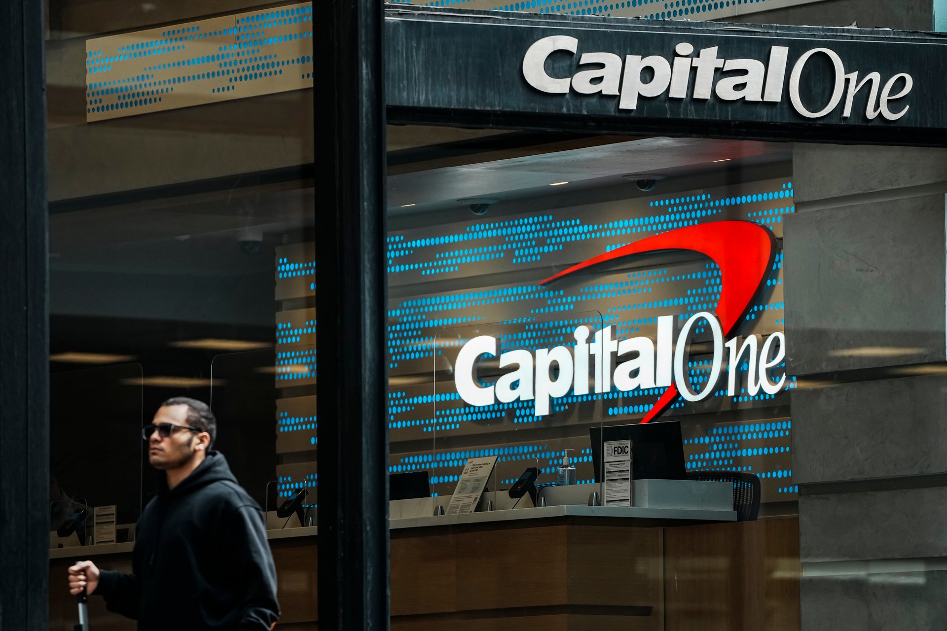 Capital One affiche un bénéfice de 2,2 milliards de dollars, mais les résultats sont en deçà des attentes.