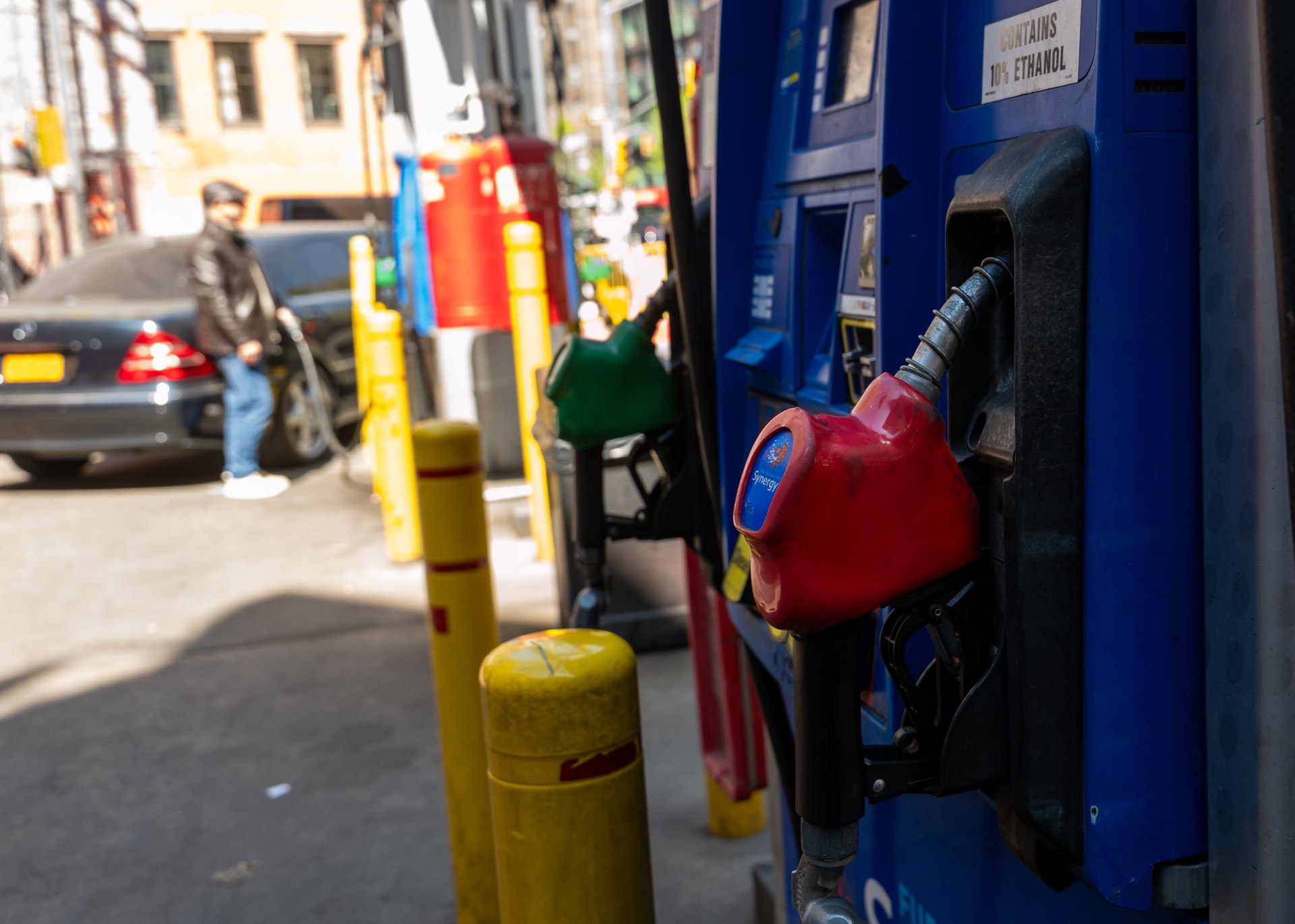 U.S. consumer confidence edged up in June as falling oil prices soothed inflation fears