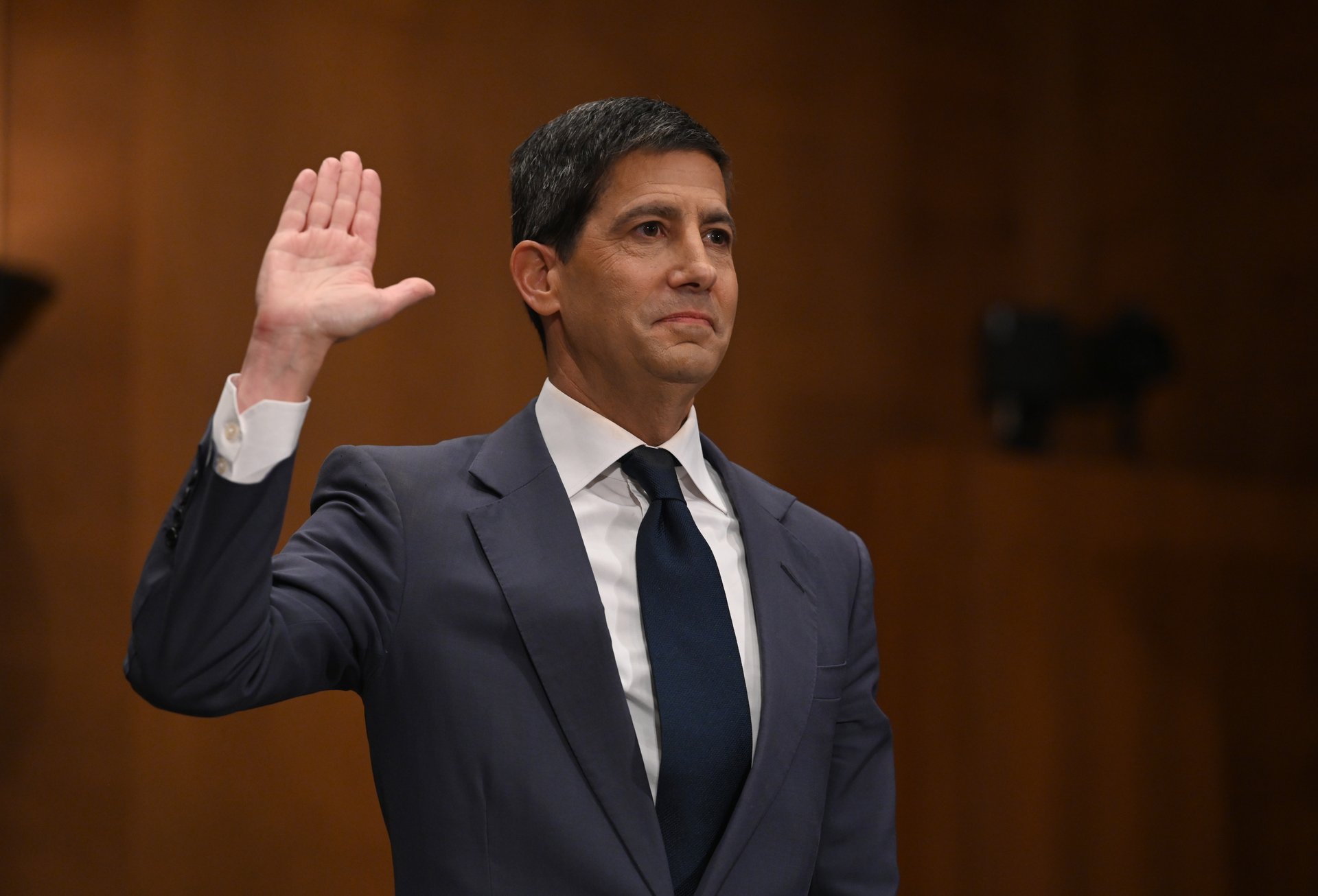 Le Sénat a confirmé Kevin Warsh en tant que gouverneur de la Fed, préparant un vote séparé pour la présidence.