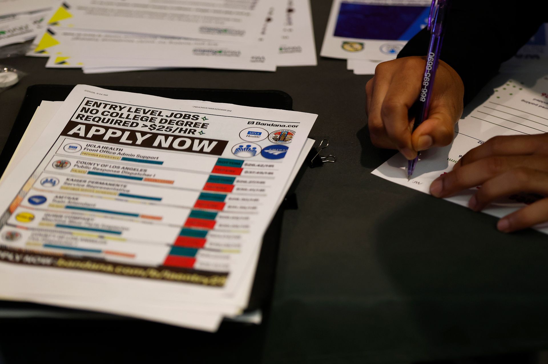 Les demandes d'allocations chômage aux États-Unis tombent à 209 000, maintenant les licenciements près de niveaux historiquement bas.