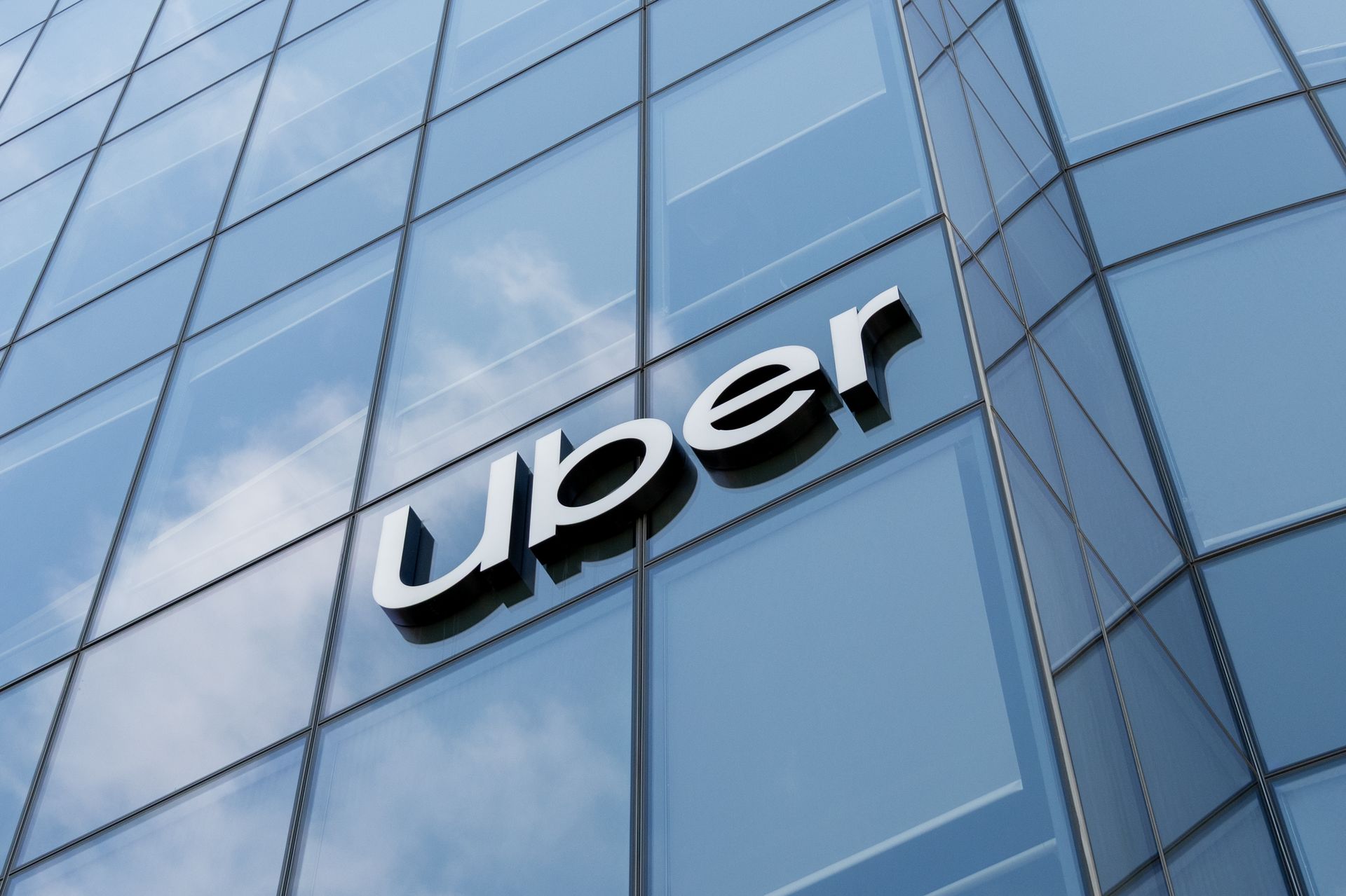 Die Aktien von Uber stiegen, nachdem der Mitfahrdienst-Gigant eine besser als erwartete Buchungsprognose herausgegeben hatte.