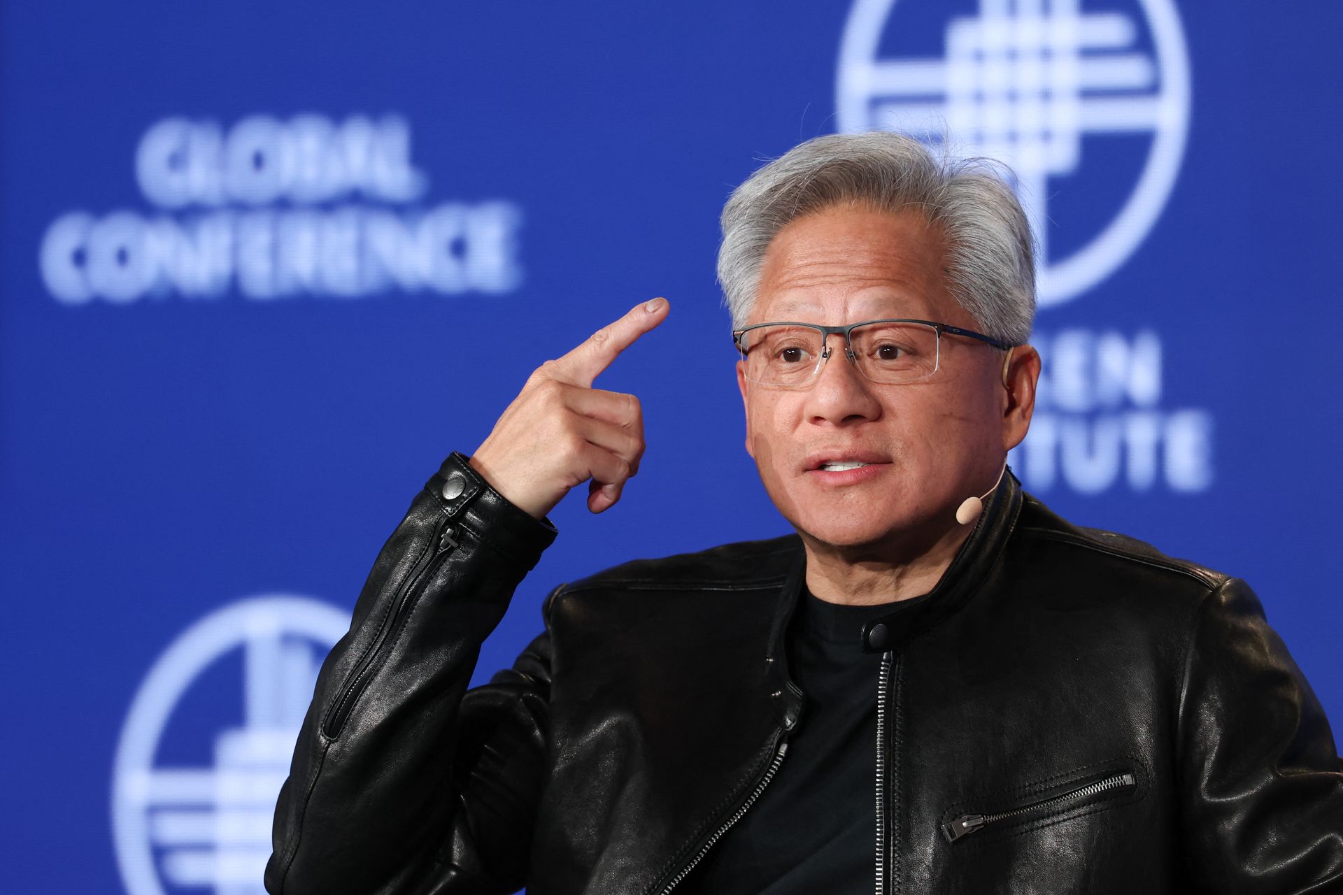 Corning-Aktien steigen, da die Partnerschaft mit Nvidia drei US-Glasfaserwerke hinzufügt.