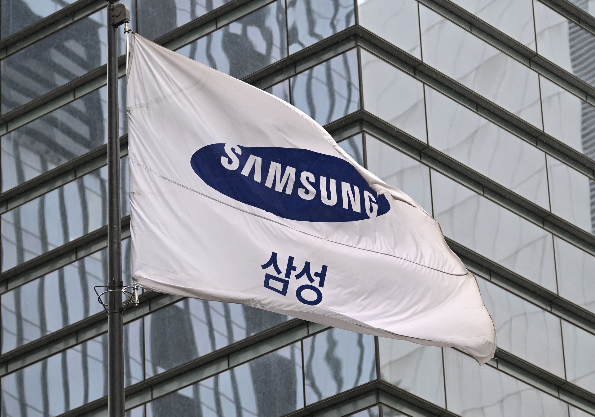 Samsung évite une grève de 18 jours avec un accord salarial provisoire pour les travailleurs des semi-conducteurs.