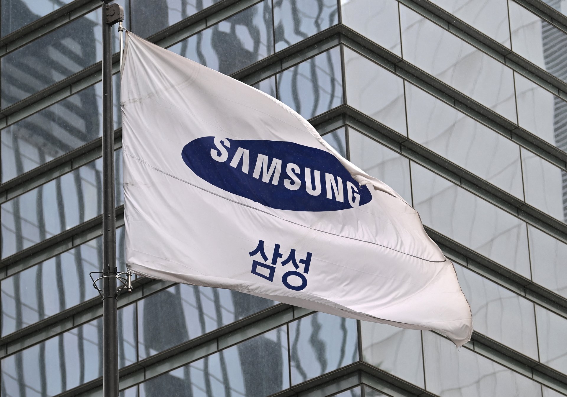 Samsung évite une grève de 18 jours avec un accord salarial provisoire pour les travailleurs des semi-conducteurs.