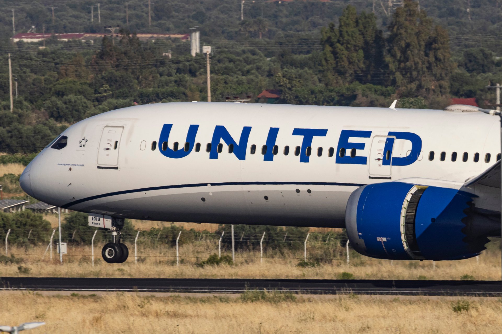United Airlines is turning the middle seat into a paid upgrade on new planes