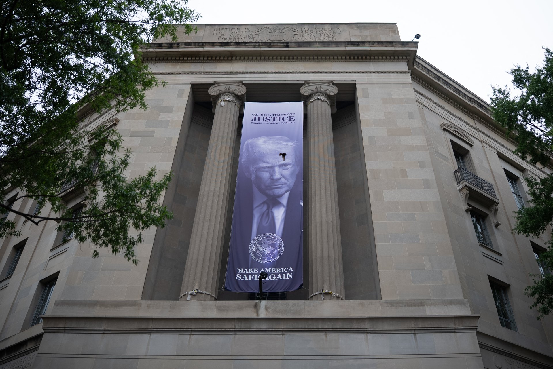 Un juge fédéral autorise la poursuite d'un procès concernant le fonds 'anti-instrumentalisation' du ministère de la Justice de Trump.
