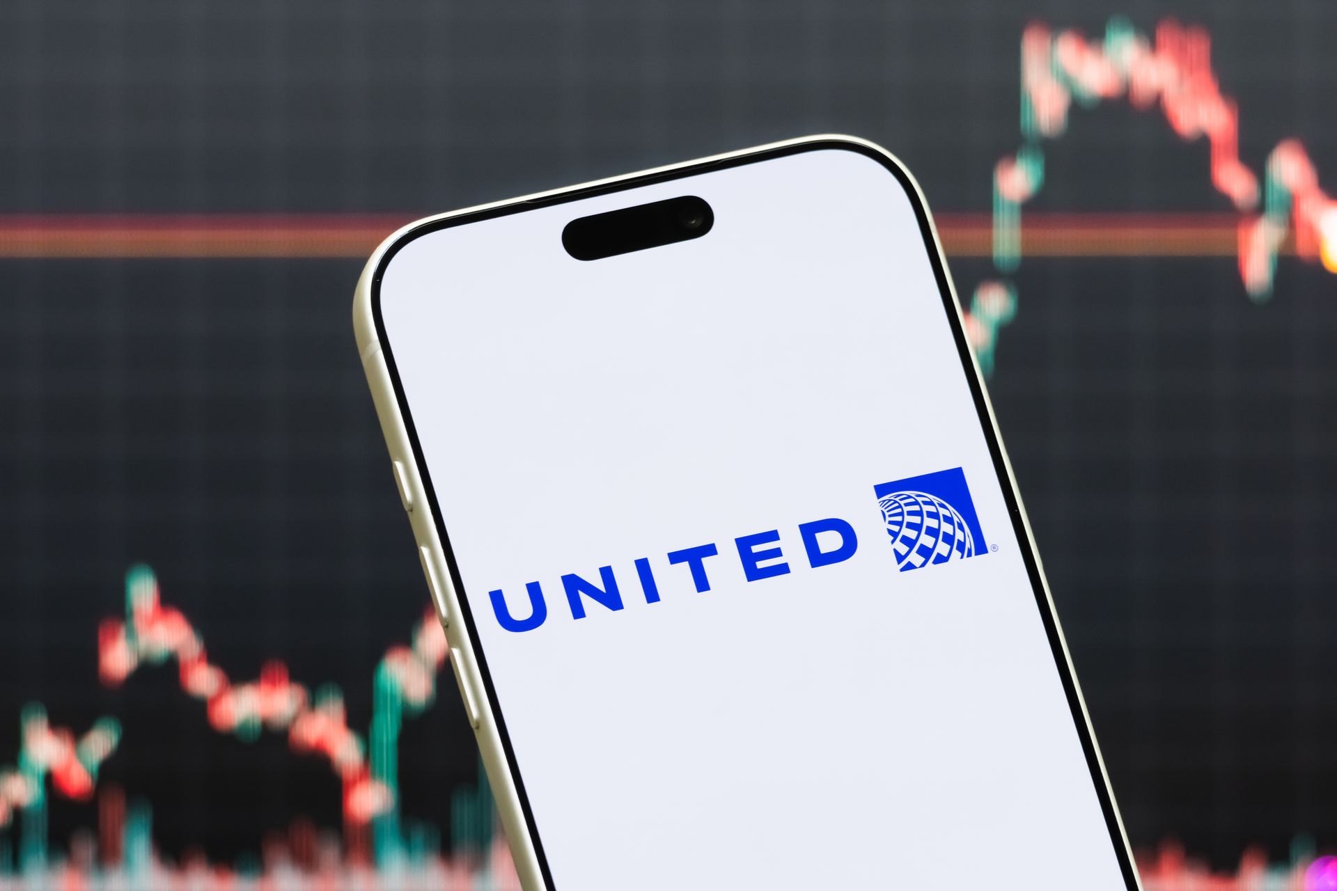 United Airlines hikes its 2026 earnings forecast despite almost $6 billion in added fuel costs