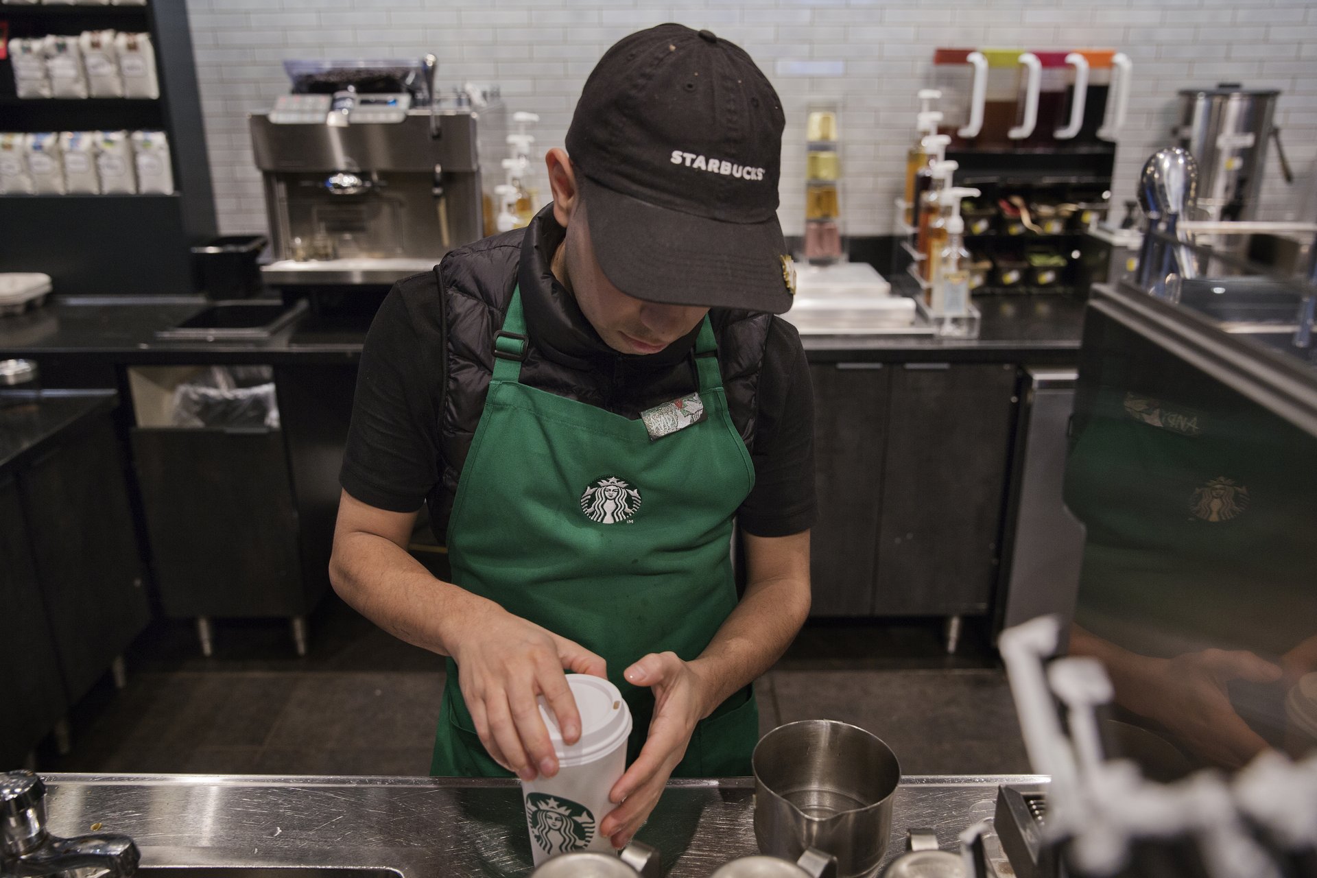 Starbucks abandonne un outil d'inventaire basé sur l'IA qui comptait mal le lait et les sirops.