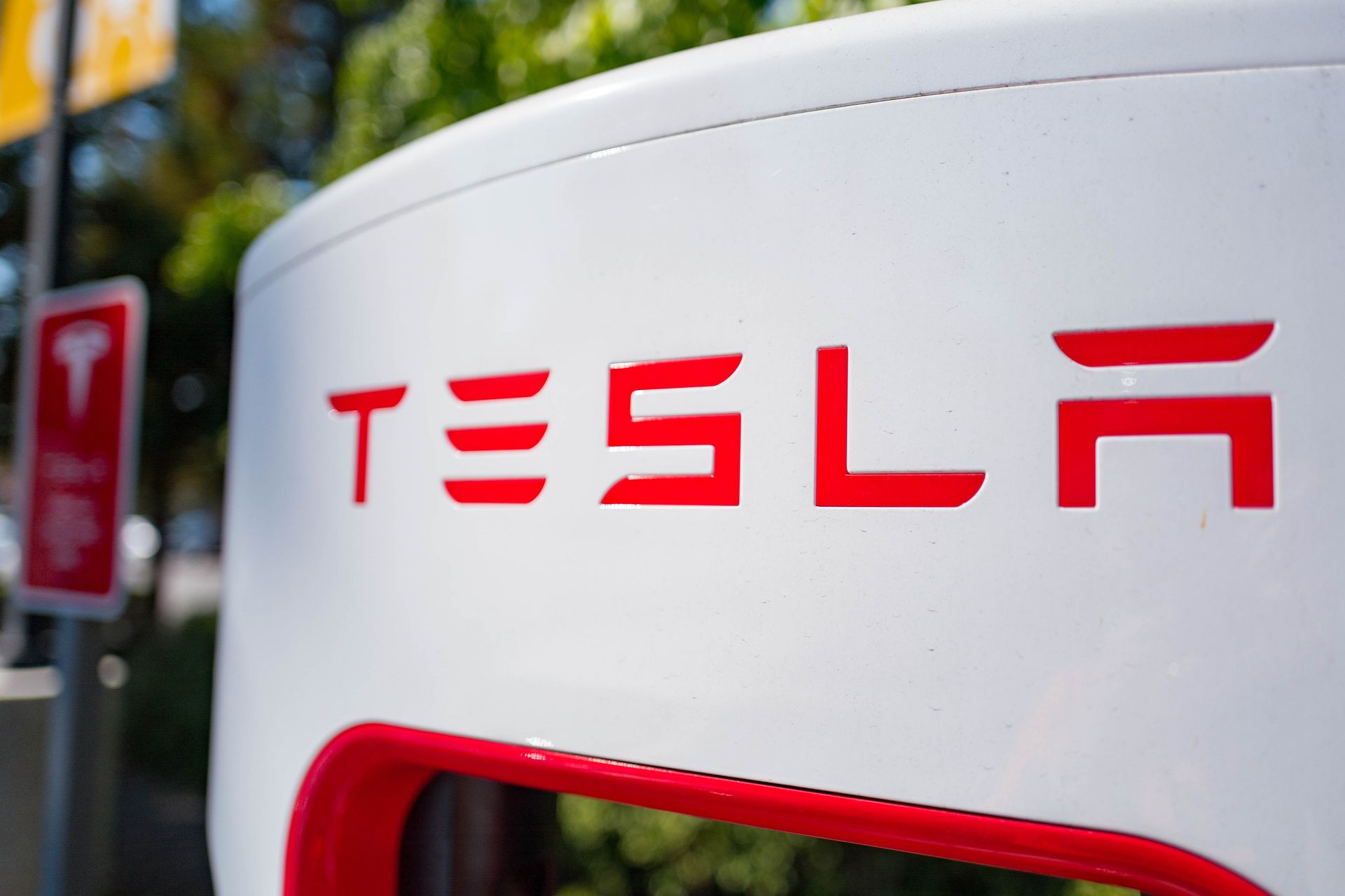 Les ventes de Tesla dans l'UE accusent un retard supplémentaire par rapport à celles du concurrent chinois BYD.