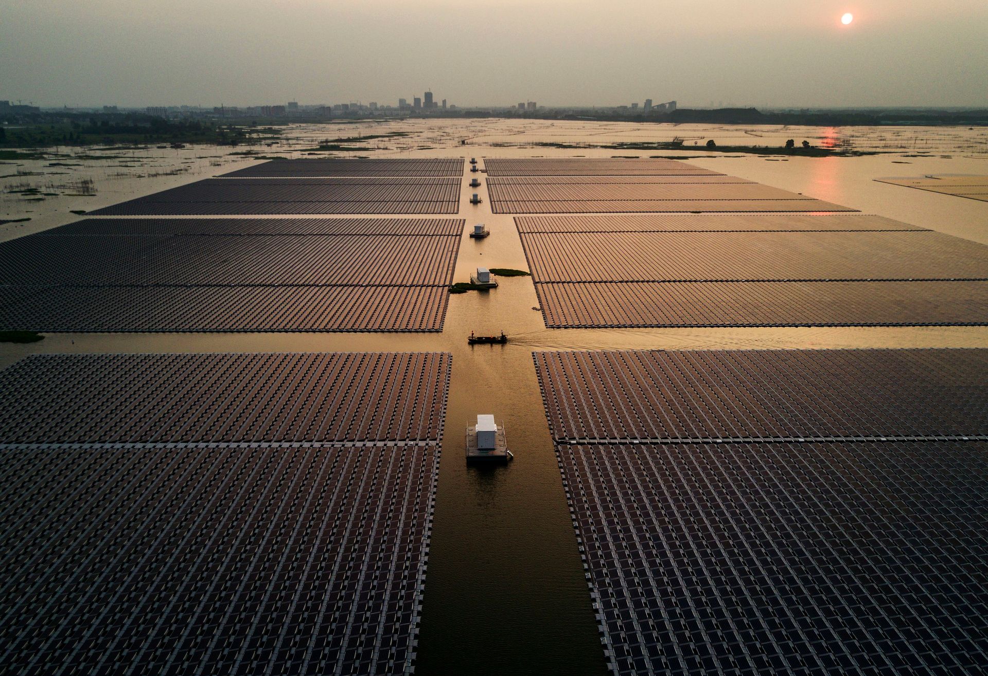Les experts avertissent que les limites du réseau électrique américain pourraient donner un avantage à l'IA chinoise.