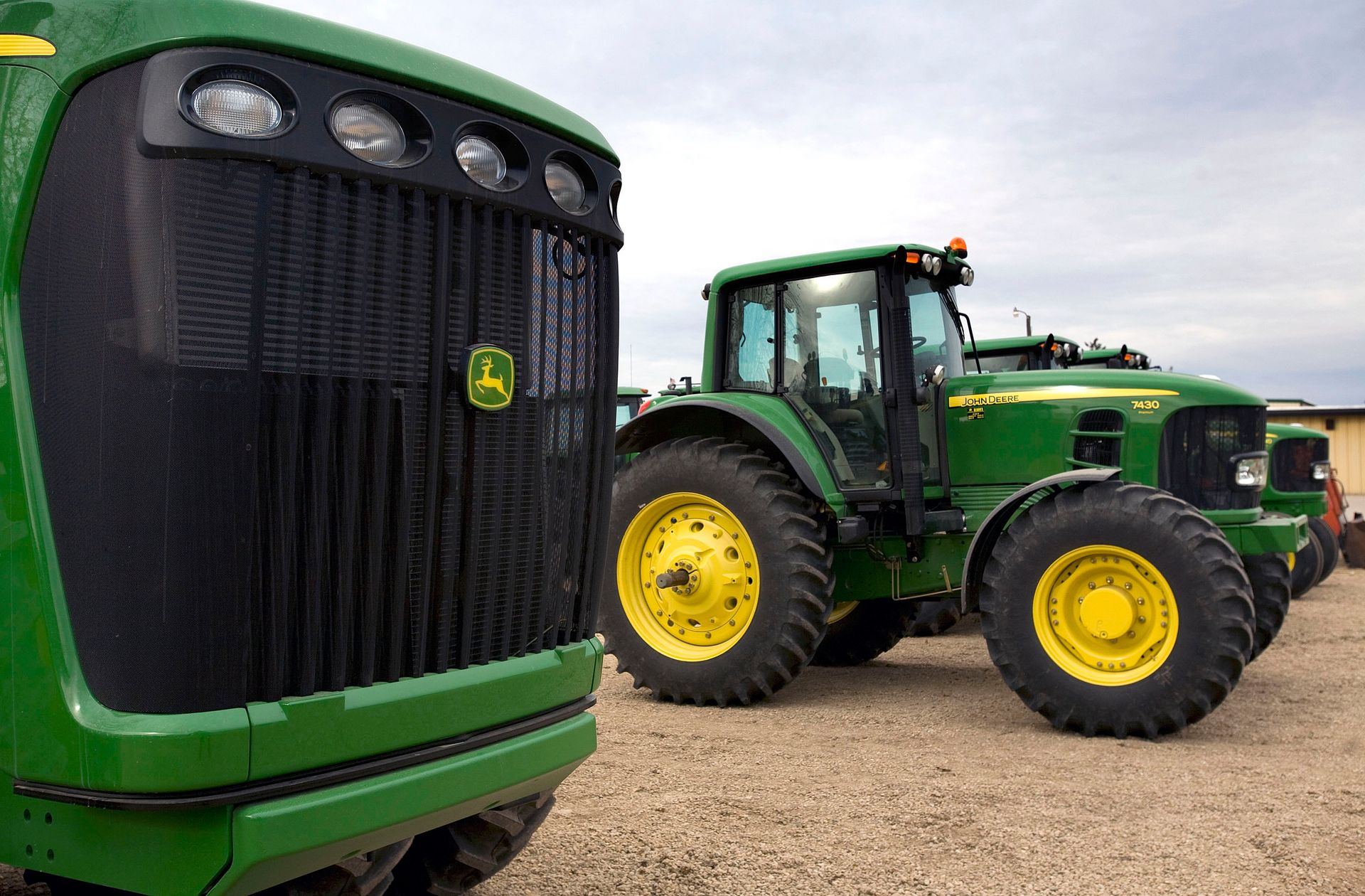 Les tarifs et la faible demande réduisent le bénéfice trimestriel de Deere de 25%.