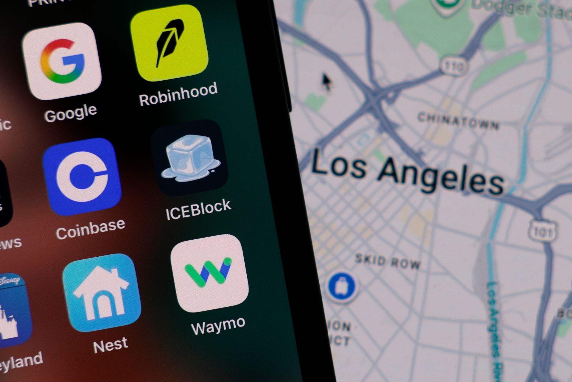 Apple a retiré des applications de suivi de l'ICE de son App Store après des pressions de Trump.