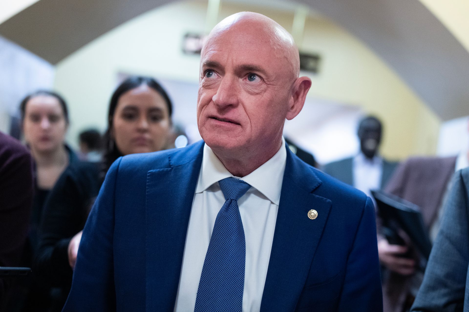Senator Mark Kelly über die Besteuerung von KI-Unternehmen, die Arbeitsplätze vernichten, Aufstände in Rechenzentren und die Zusammenarbeit mit Republikanern