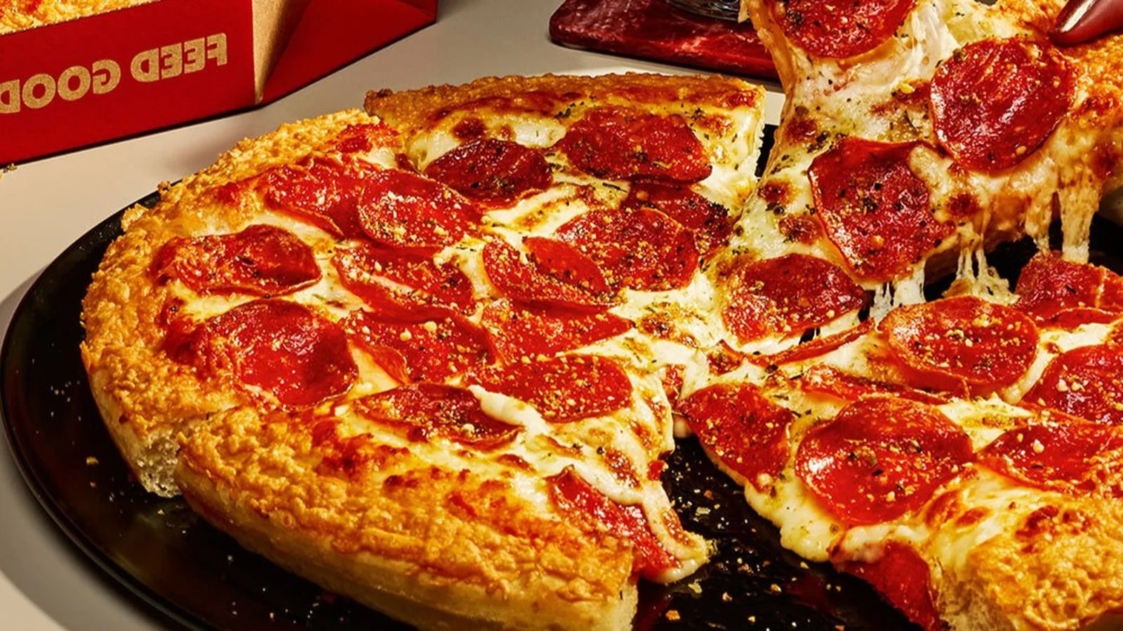 Pizza Hut lance une pizza pan à croûte de parmesan pour convaincre les réfractaires de la croûte.
