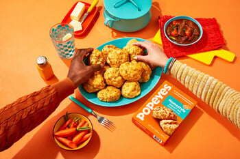 Popeyes lance ses biscuits emblématiques dans les rayons des épiceries avec deux nouvelles saveurs.