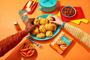 Popeyes llevará sus icónicas galletas a los estantes de las tiendas de comestibles en dos nuevos sabores.