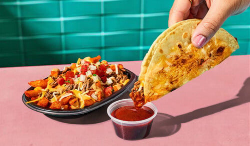 Taco Bell ramène son taco à tremper inspiré de la birria — et ajoute une version de frites garnies.
