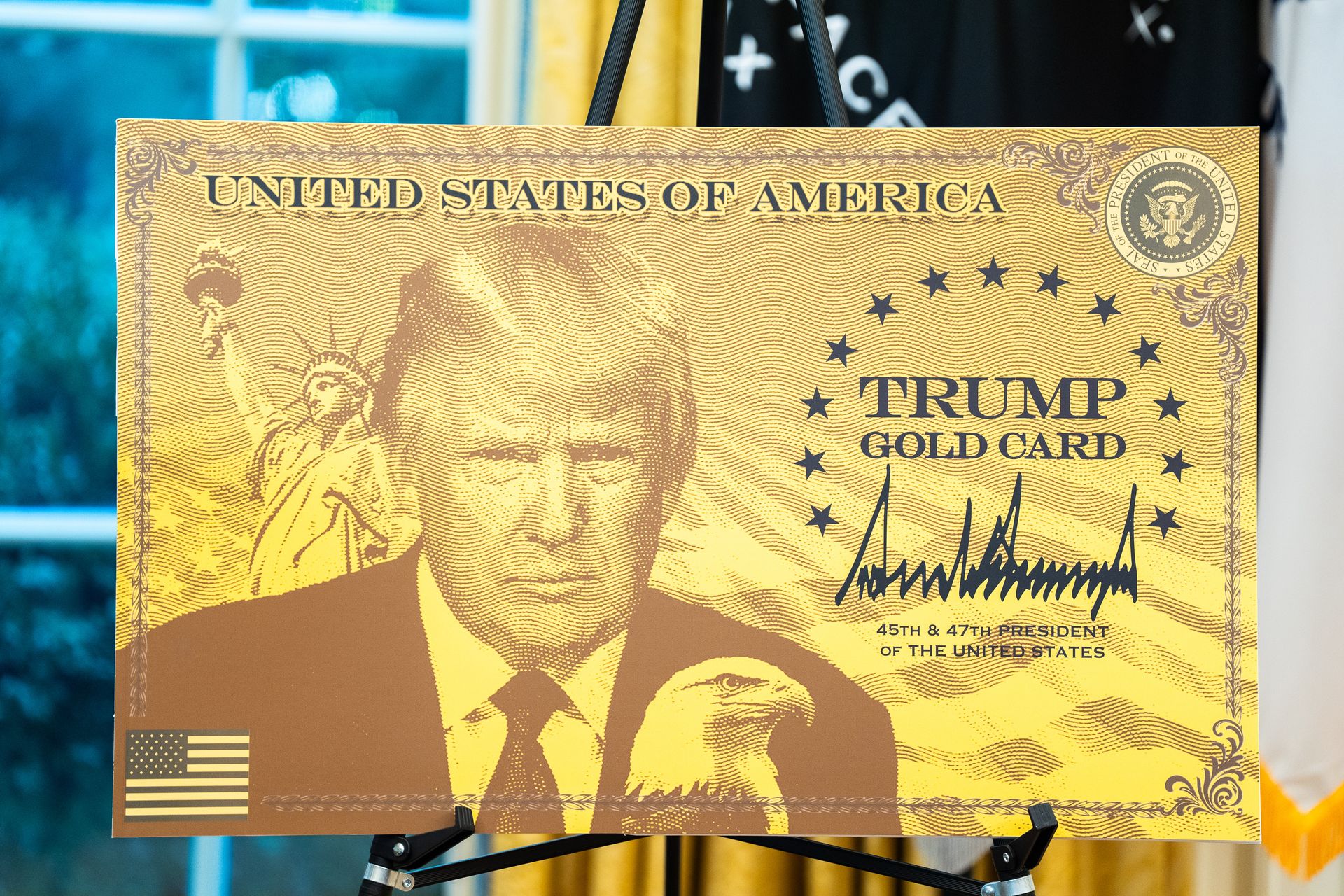 Trump presenta una 'Tarjeta Dorada' de $1 millón para que los ultra-ricos compren la residencia en EE. UU.