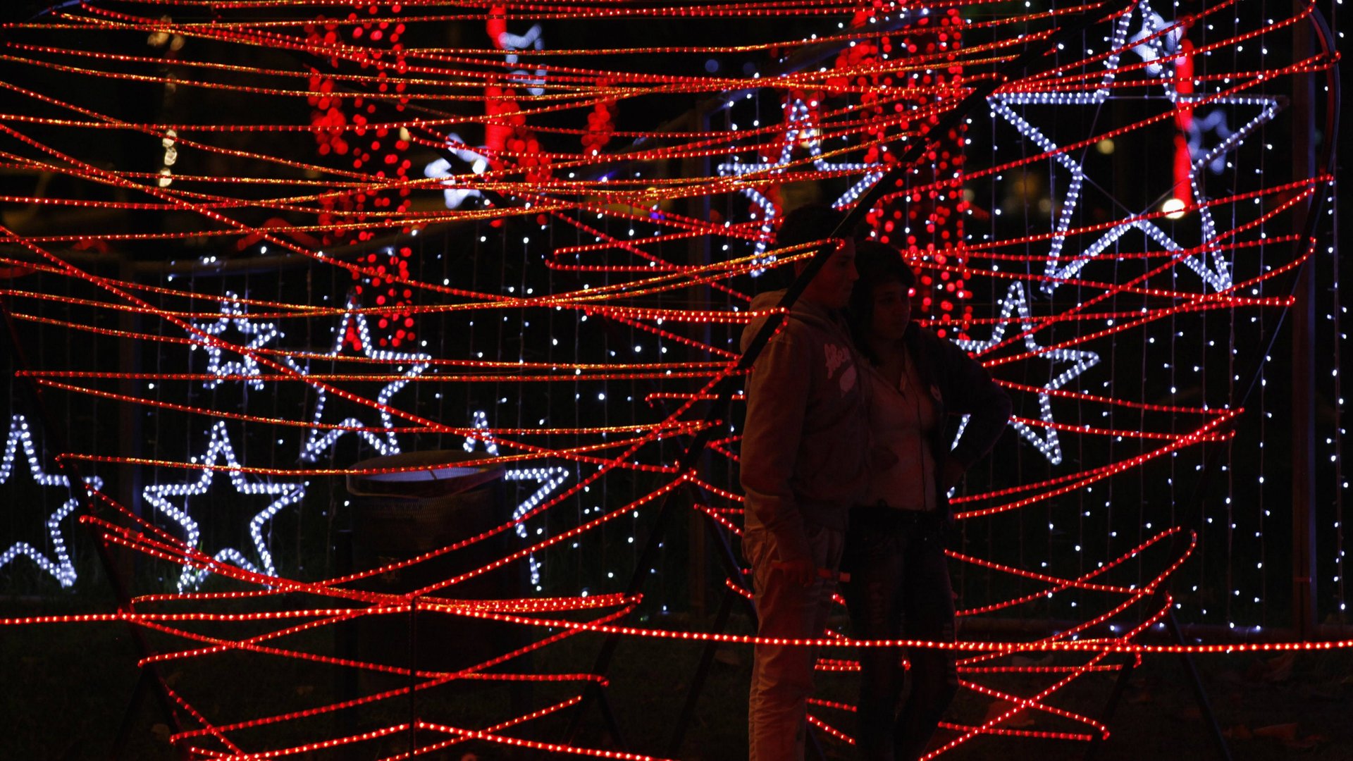 Your Wi-Fi signal might be terrible because of all those Christmas lights