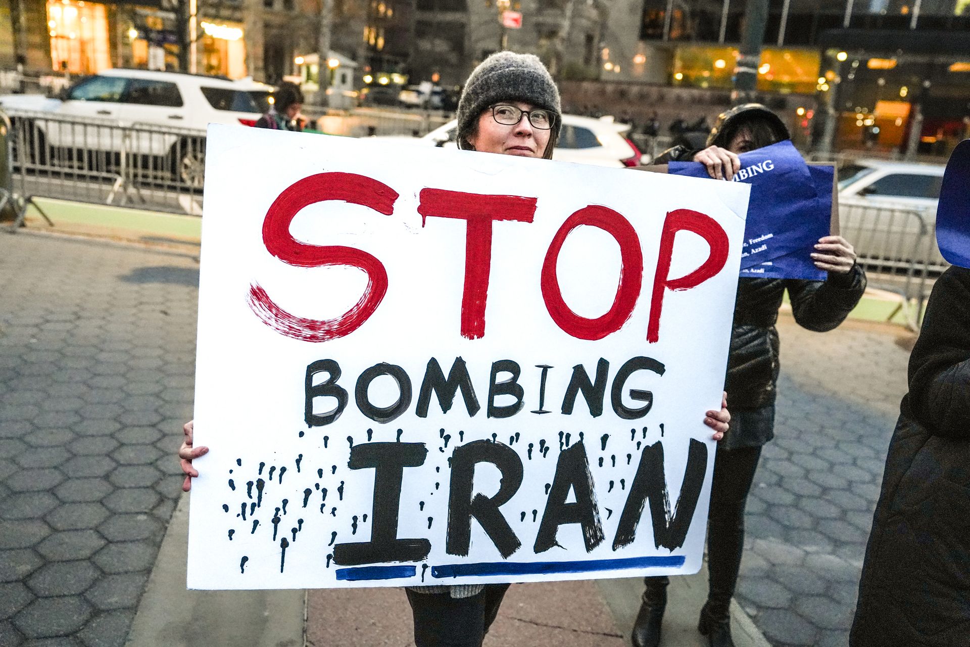 Le prix du pétrole chute en dessous de 100 $ et les contrats à terme sur le Dow s'envolent de 1 000 points grâce à l'accord de cessez-le-feu en Iran.