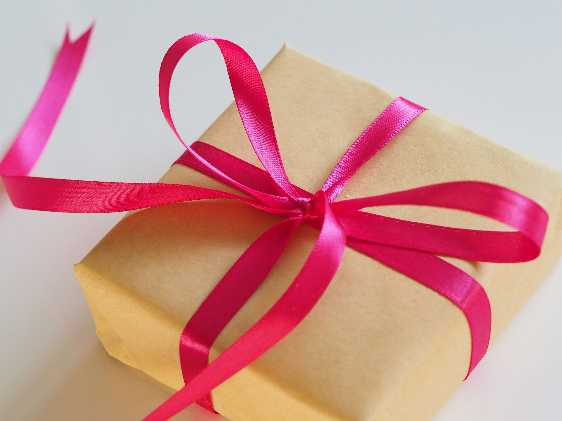 Quatre façons dont l'échange de cadeaux évolue en Amérique