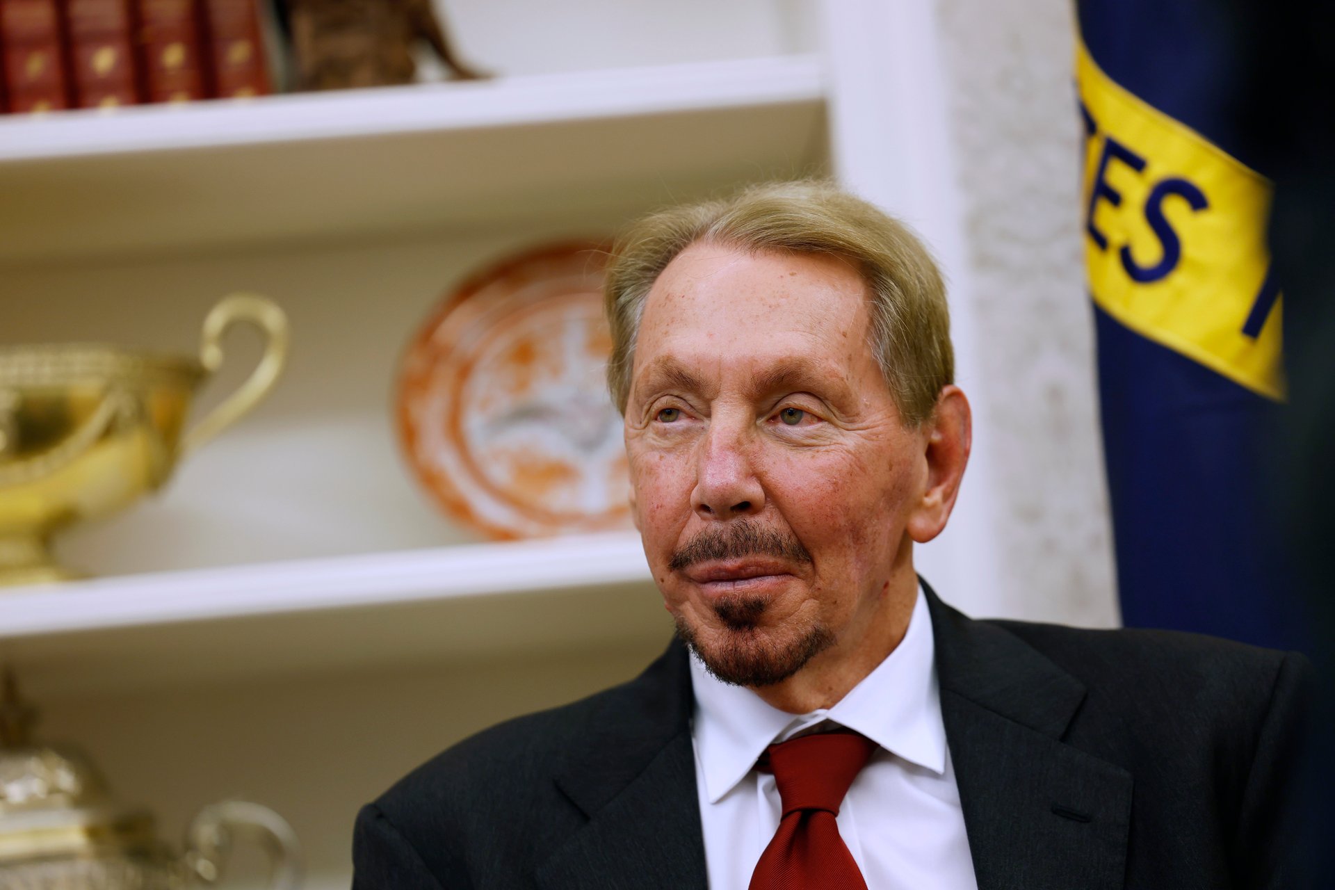 Larry Ellison investit 40 milliards de dollars de sa propre fortune pour soutenir l'offre de Paramount pour Warner Bros. Discovery.