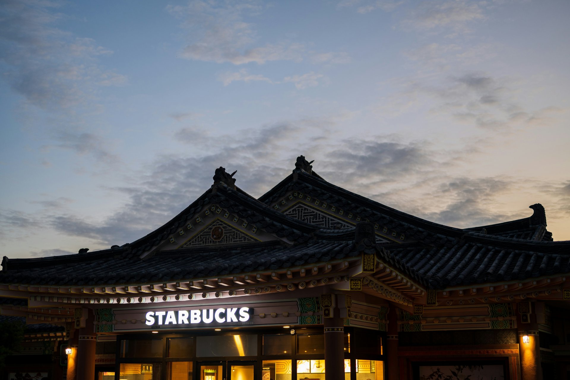 Une publicité de Starbucks était si mauvaise que l'entreprise a fermé 2 000 magasins pour des leçons d'histoire.