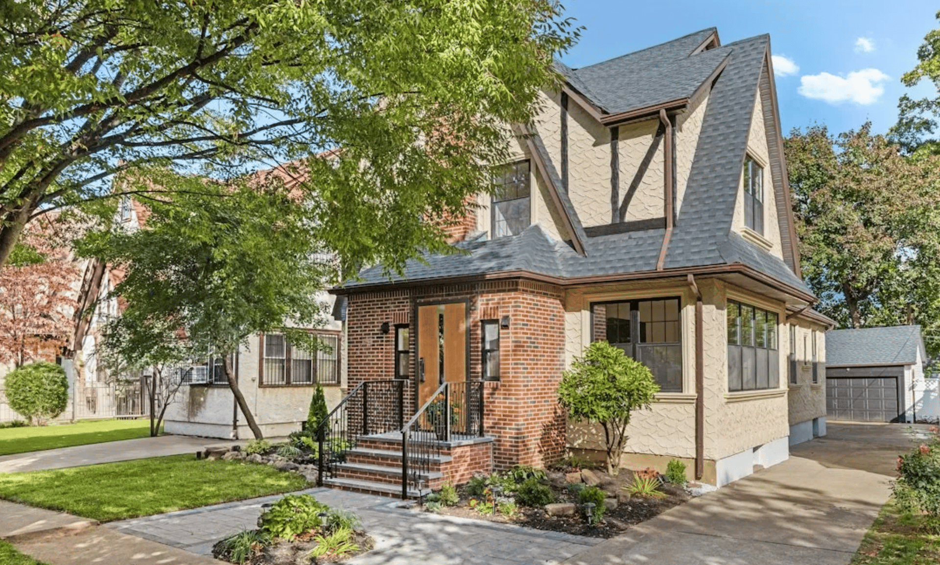 La casa de la infancia de Trump sale al mercado por 2.3 millones de dólares.