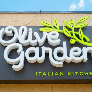 Olive Garden lanza comidas más baratas con porciones más pequeñas mientras los consumidores buscan ahorrar.