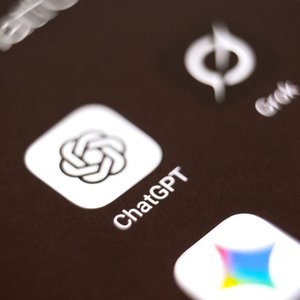 OpenAI sigue haciendo acuerdos. Aquí hay 3 acciones para surfear la ola.