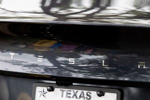 Samsung will make AI chips for Tesla in a $16.5 billion deal