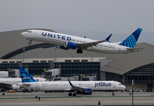 United Airlines must face lawsuit over charging extra for windowless window seats